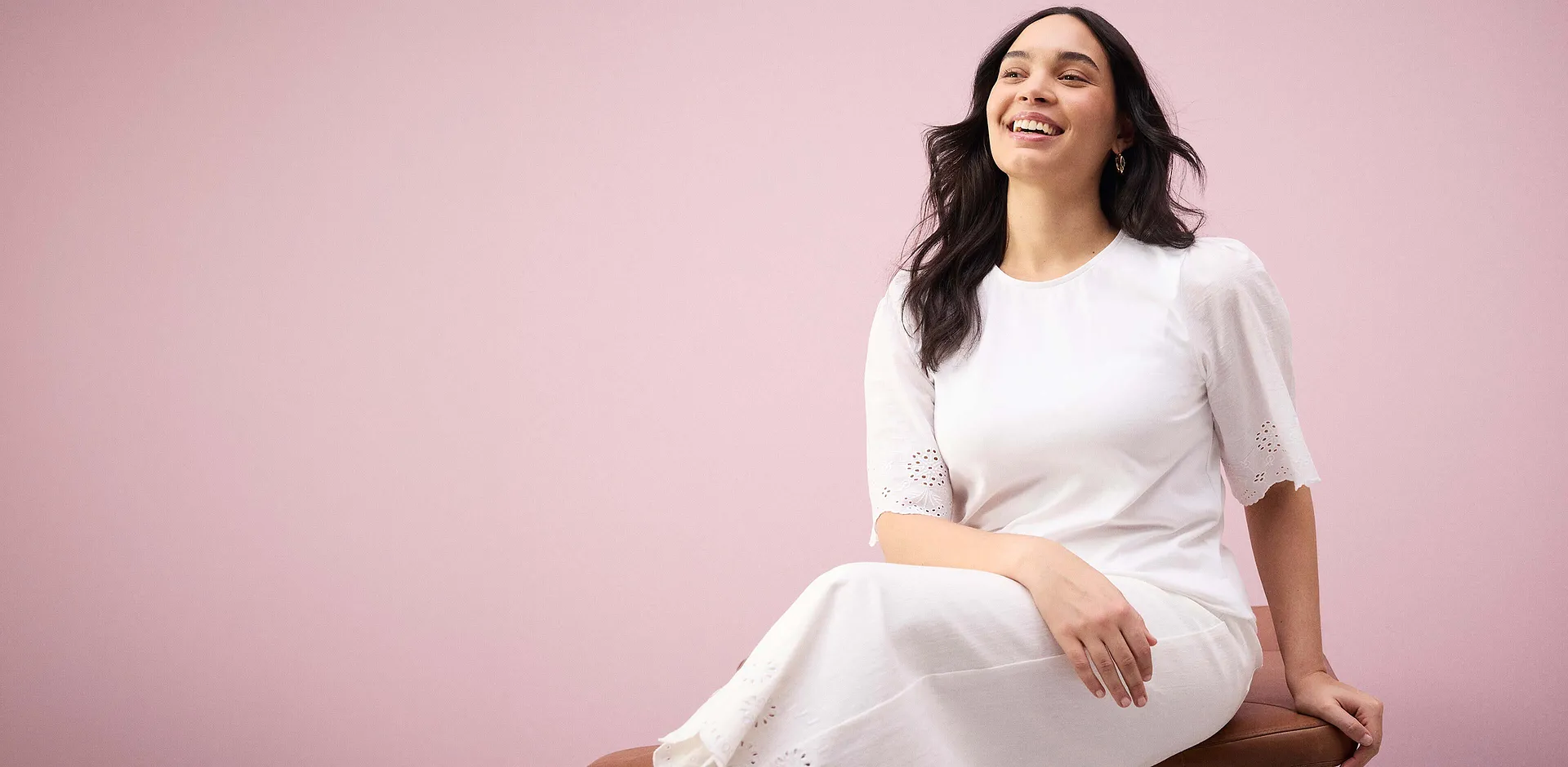 Elegantes weißes Spitzenbluse mit kurzen Ärmeln.