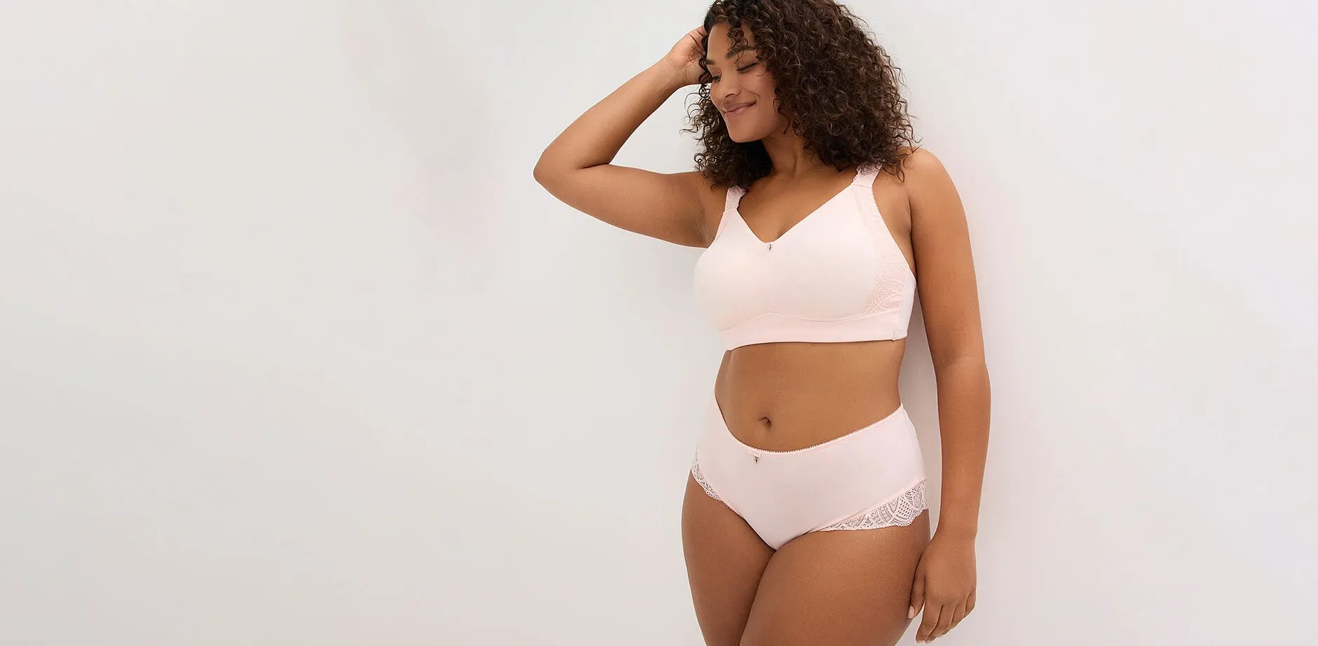 Un soutien-gorge confortable avec le shorty assorti en rose clair.