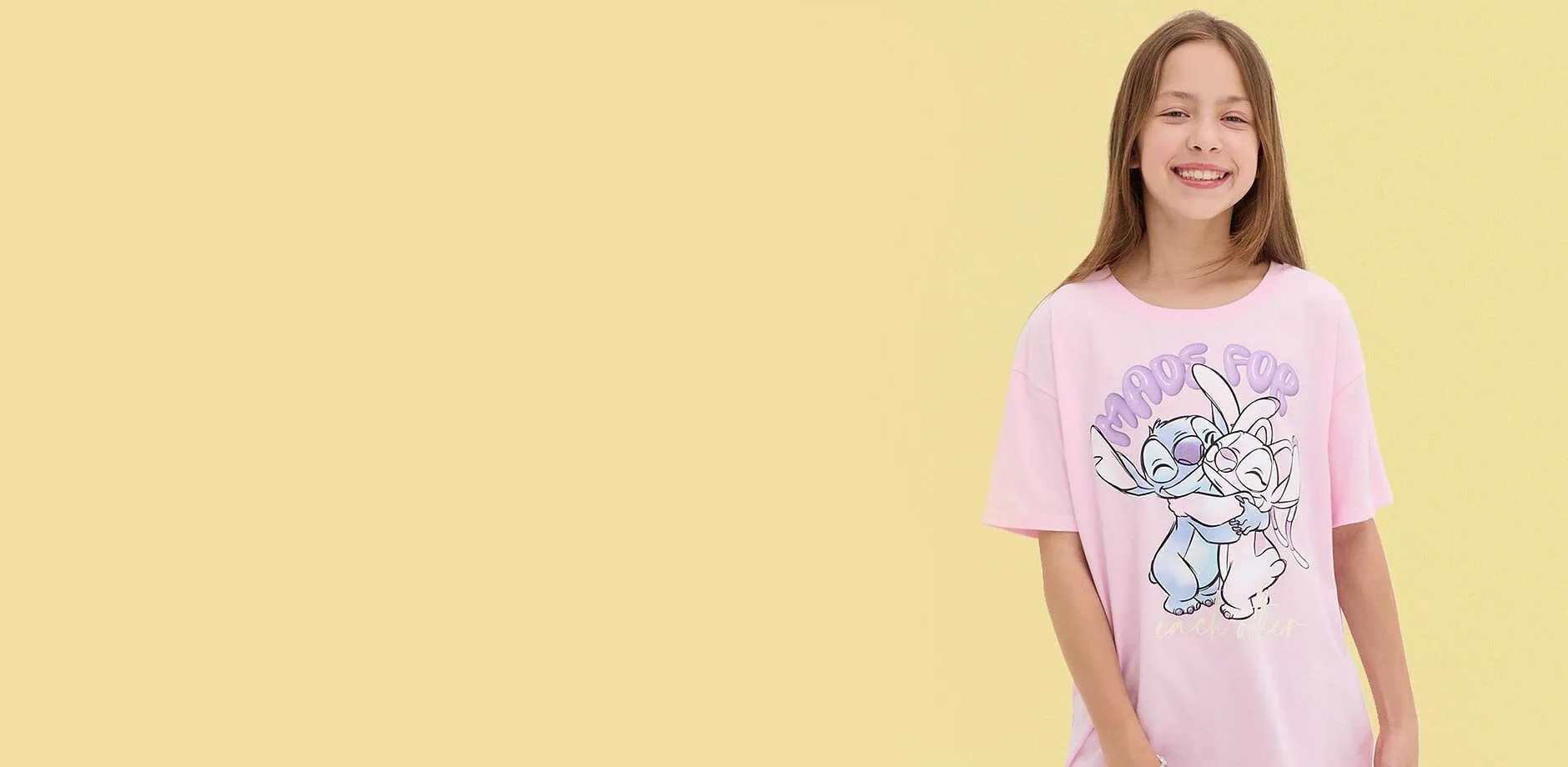 Ein rosa T-Shirt mit niedlichem Cartoon-Motiv sorgt für einen fröhlichen, verspielten Look.