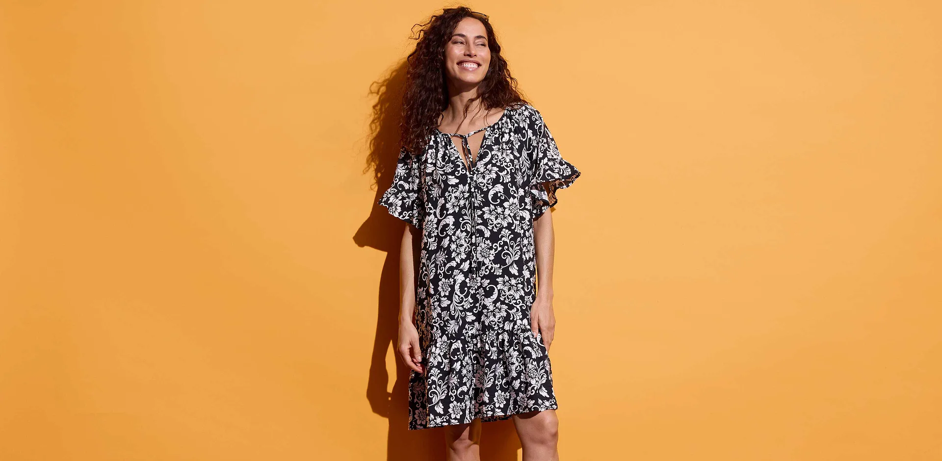 Damen - Tunika-Kleid aus softem Viskose-Mix - schwarz/wollweiß bedruckt