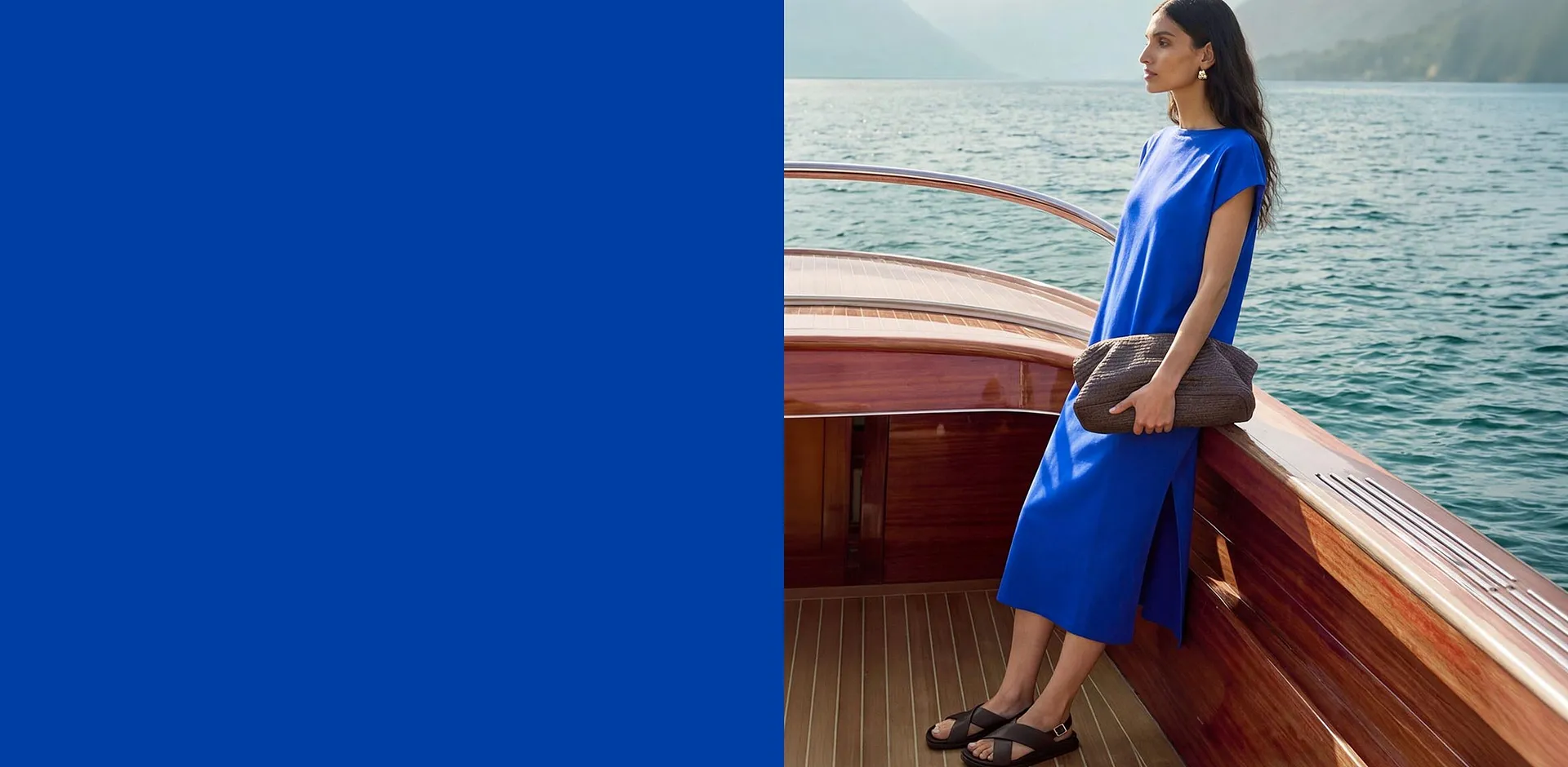 Robe midi bleu éclatant, sandales confortables et sac texturé très chic.
