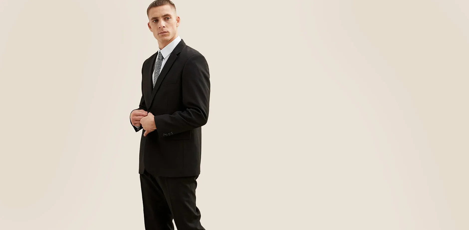 Eleganter schwarzer Anzug mit weißem Hemd und Krawatte.