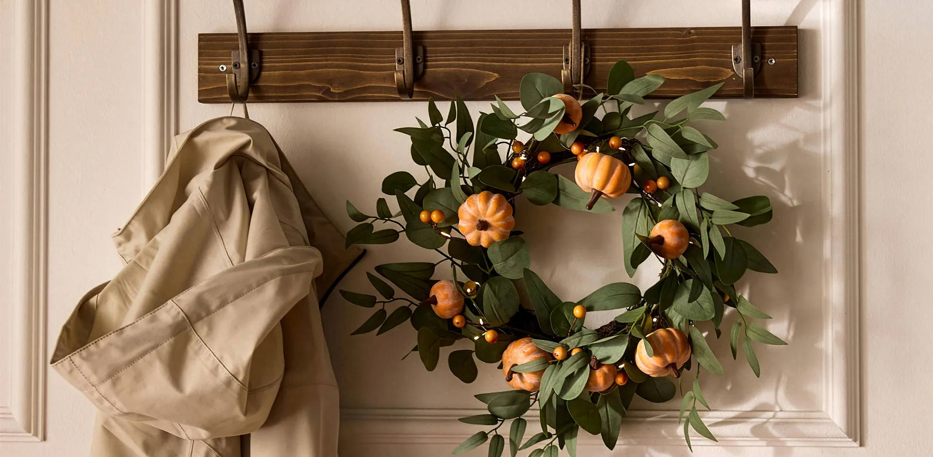 Maison & Jardin - Couronne de porte LED avec feuilles et citrouilles - vert/orange