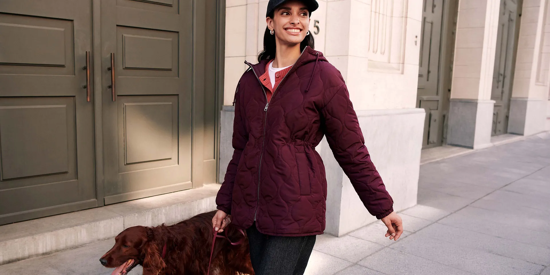 Modische Steppjacke, bequeme Hose und sportliche Cap.