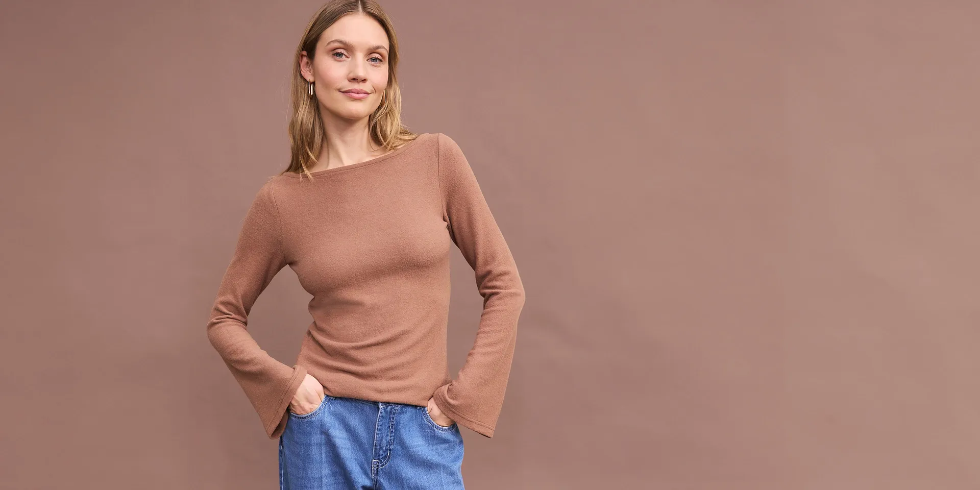 Braunes Langarmshirt mit einer bequemen blauen Jeans.