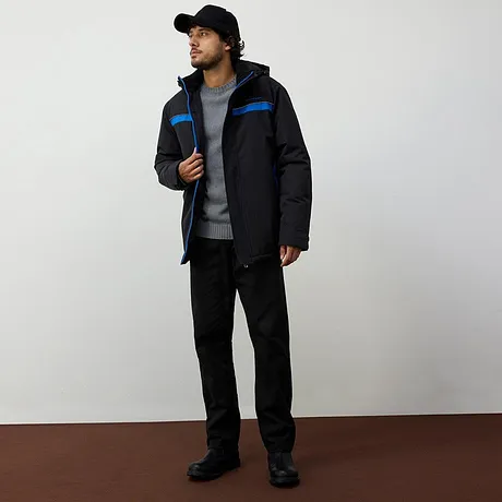 Sportliche Winterjacke in Schwarz mit blauen Akzenten, dazu graues Shirt und schwarze Hose.
