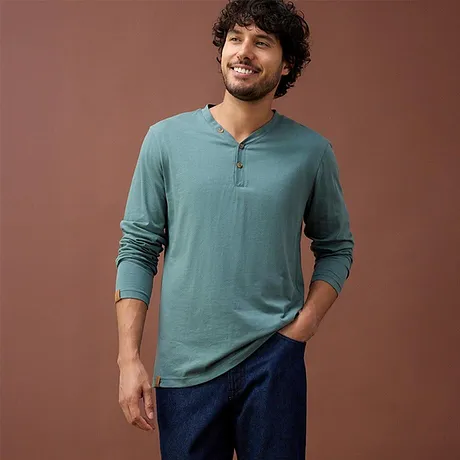Langärmliges mintgrünes Henley-Shirt mit Knopfleiste.