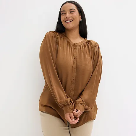 Chemisier marron avec patte de boutonnage et encolure froncée.