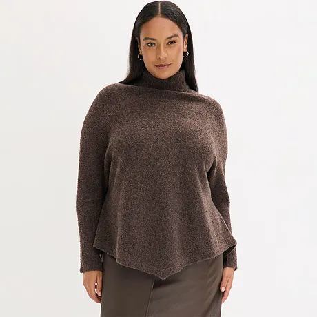 Pull à col roulé marron avec base asymétrique.