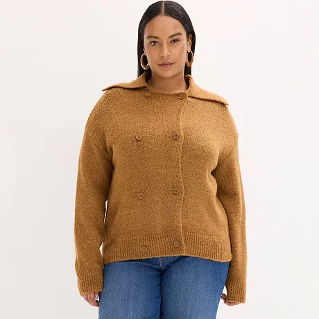 Gilet en maille marron avec boutons et col, associé à un jean bleu.