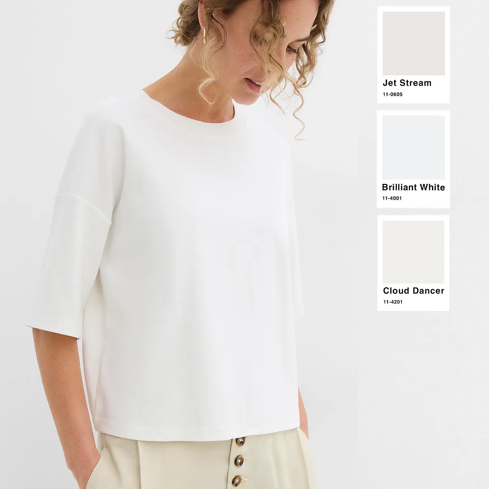 Schlichtes, weißes T-Shirt mit halblangen Ärmeln.