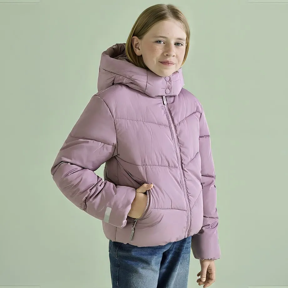 Das Mädchen trägt eine warme, rosa Winterjacke.