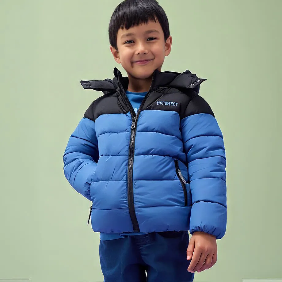 Junge trägt eine blau-schwarze Steppjacke.