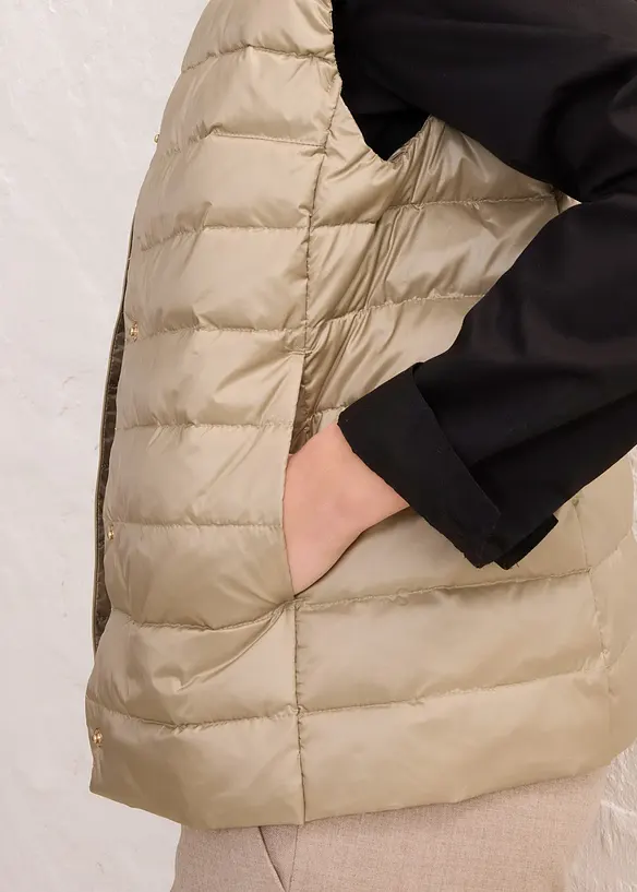 Légère doudoune sans manches avec duvet recyclé, bonprix