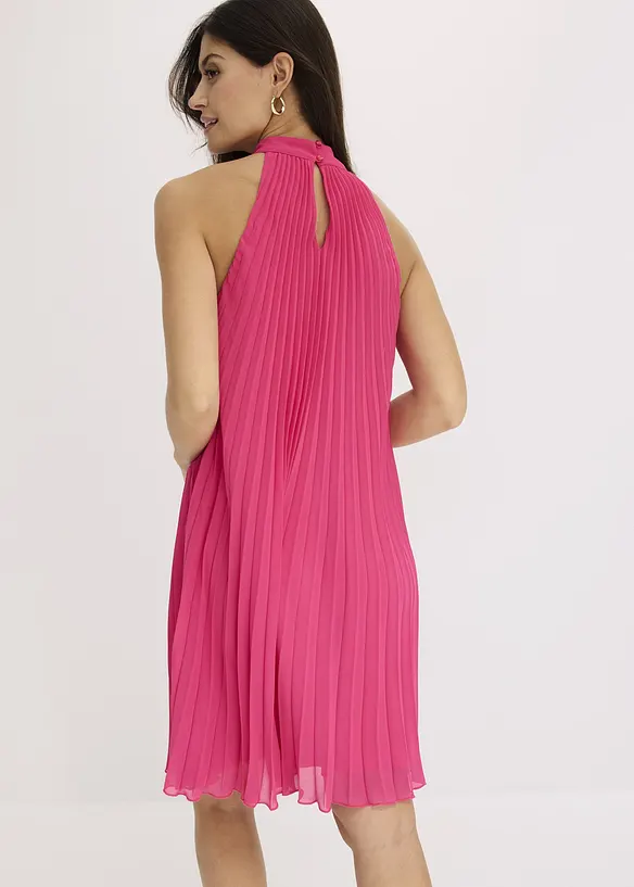 Robe plissée en crêpe avec une fleur appliquée, bonprix