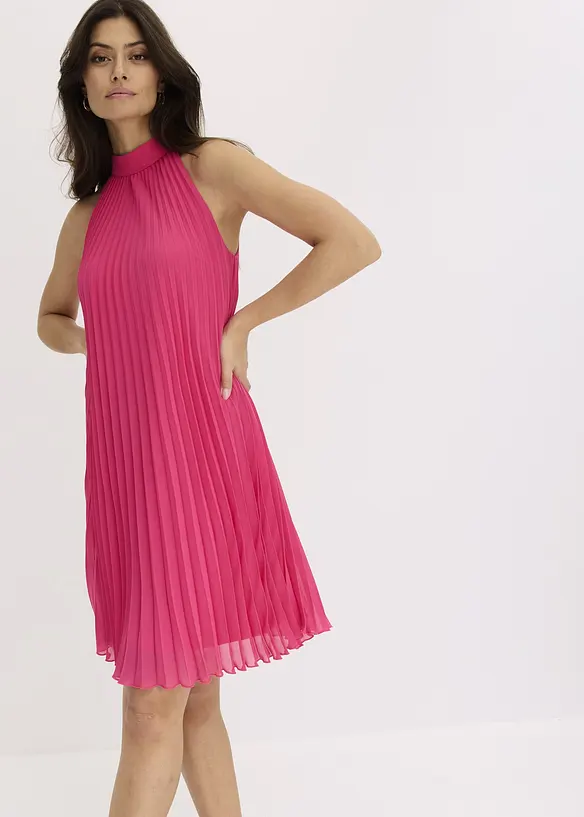 Robe plissée en crêpe avec une fleur appliquée, bonprix