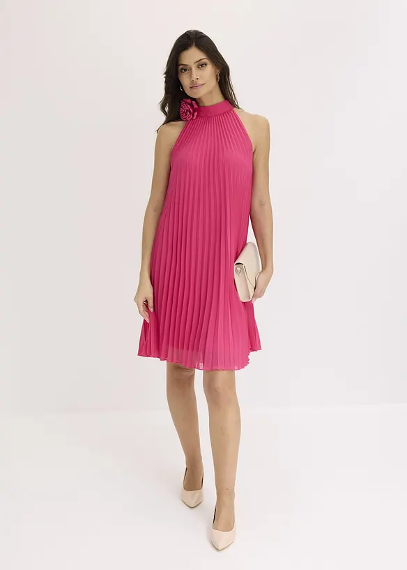 Robe plissée en crêpe avec une fleur appliquée, bonprix