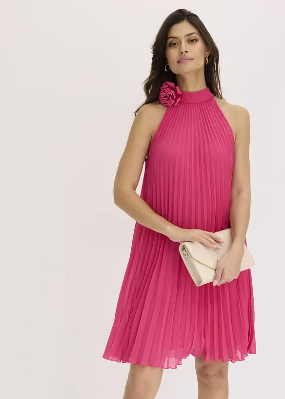 Robe plissée en crêpe avec une fleur appliquée, bonprix
