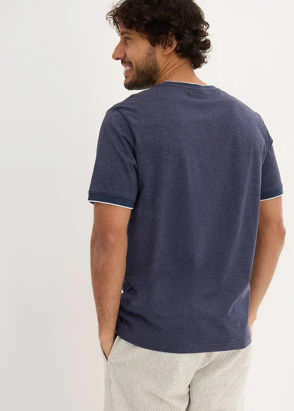 T-shirt aspect superposé avec écusson poitrine, bonprix