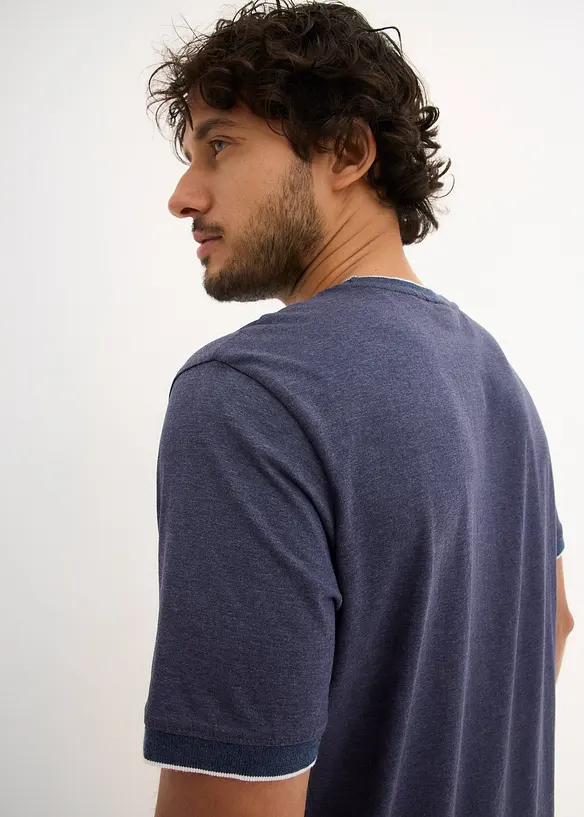 T-shirt aspect superposé avec écusson poitrine, bonprix