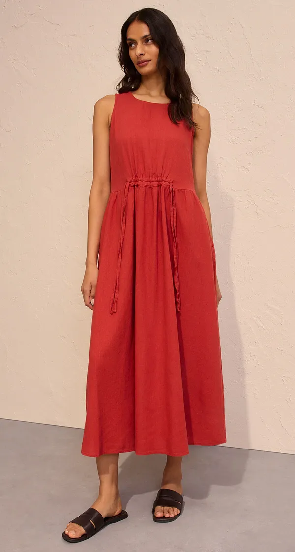 Elegantes rotes Midikleid ohne Ärmel.