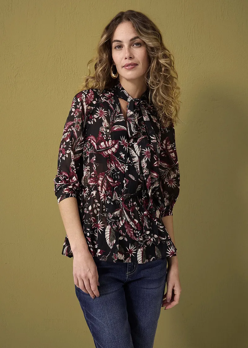Florale Bluse mit Schluppenkragen, kombiniert mit klassischer Jeans. Dezenter Boho-Chic für den Alltag.