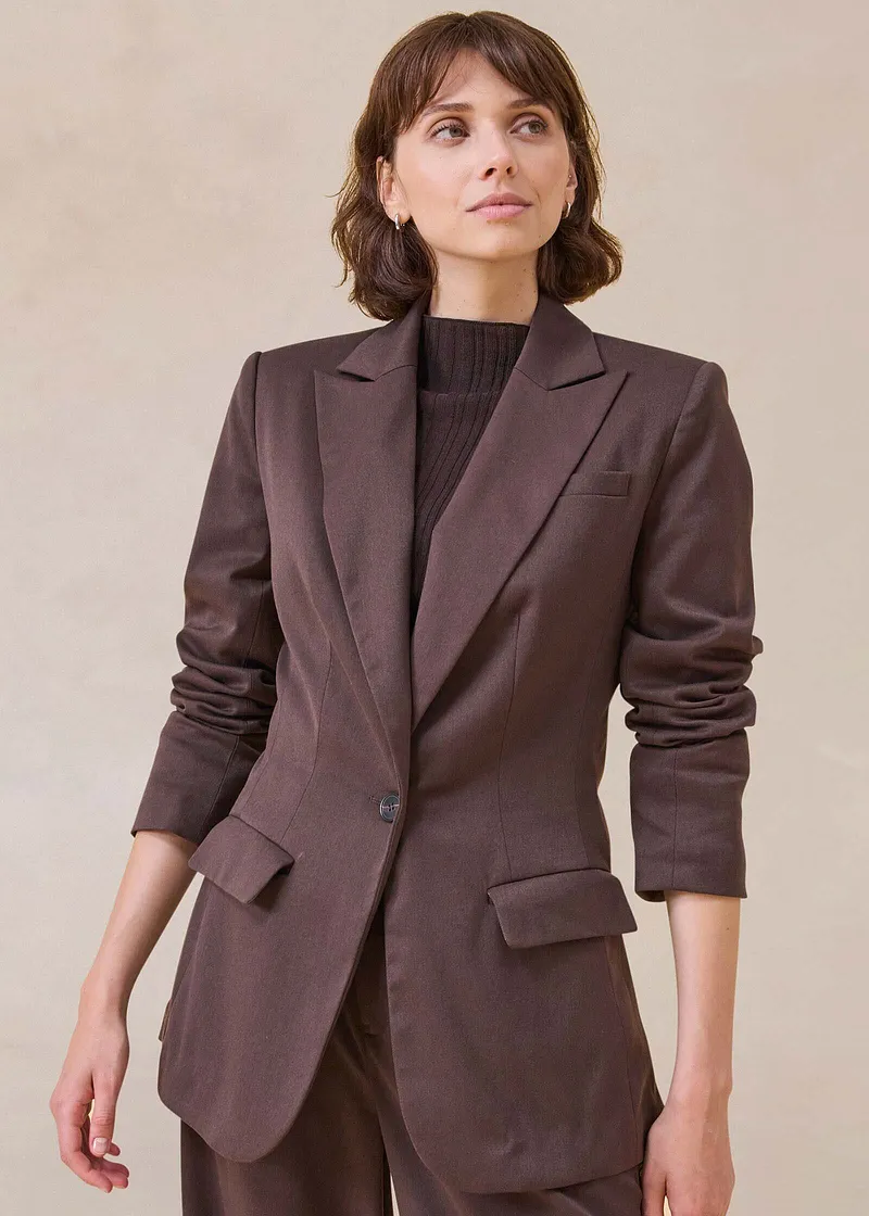 Blazer marron élégant avec bouton et poches.