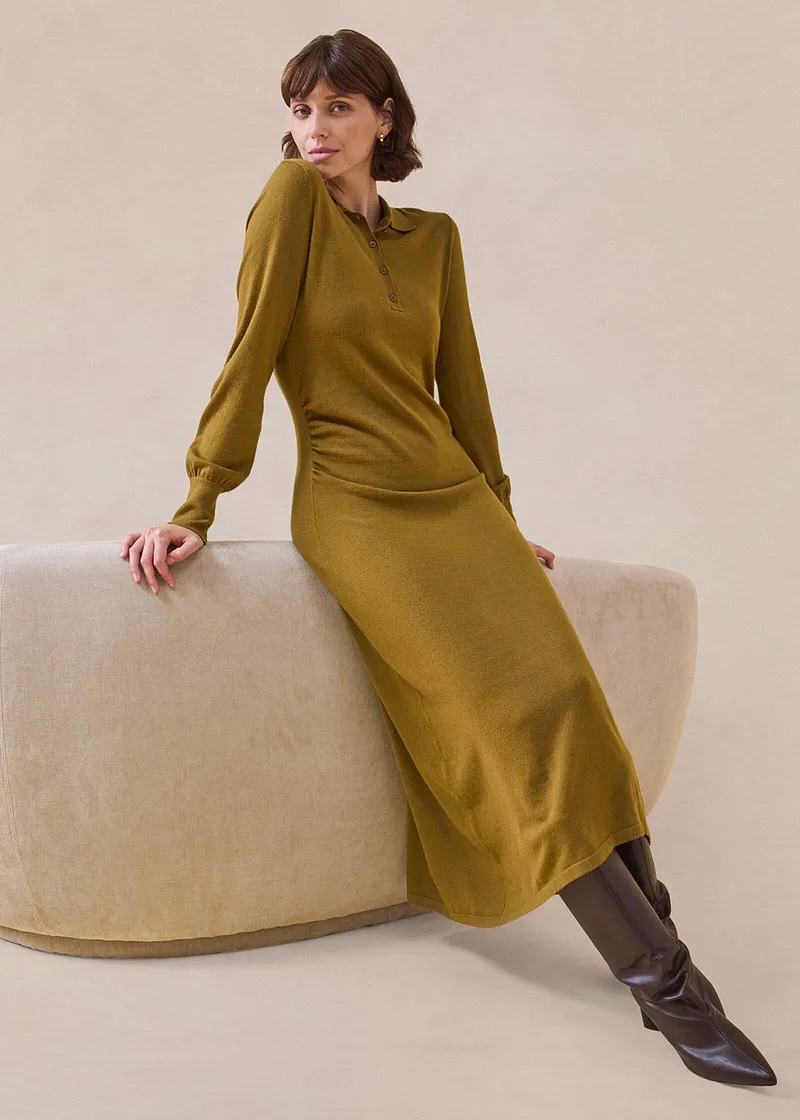 Robe jaune moutarde élégante à manches longues.