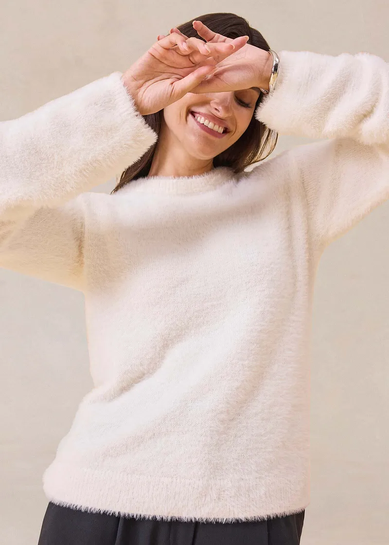 Pull blanc douillet.