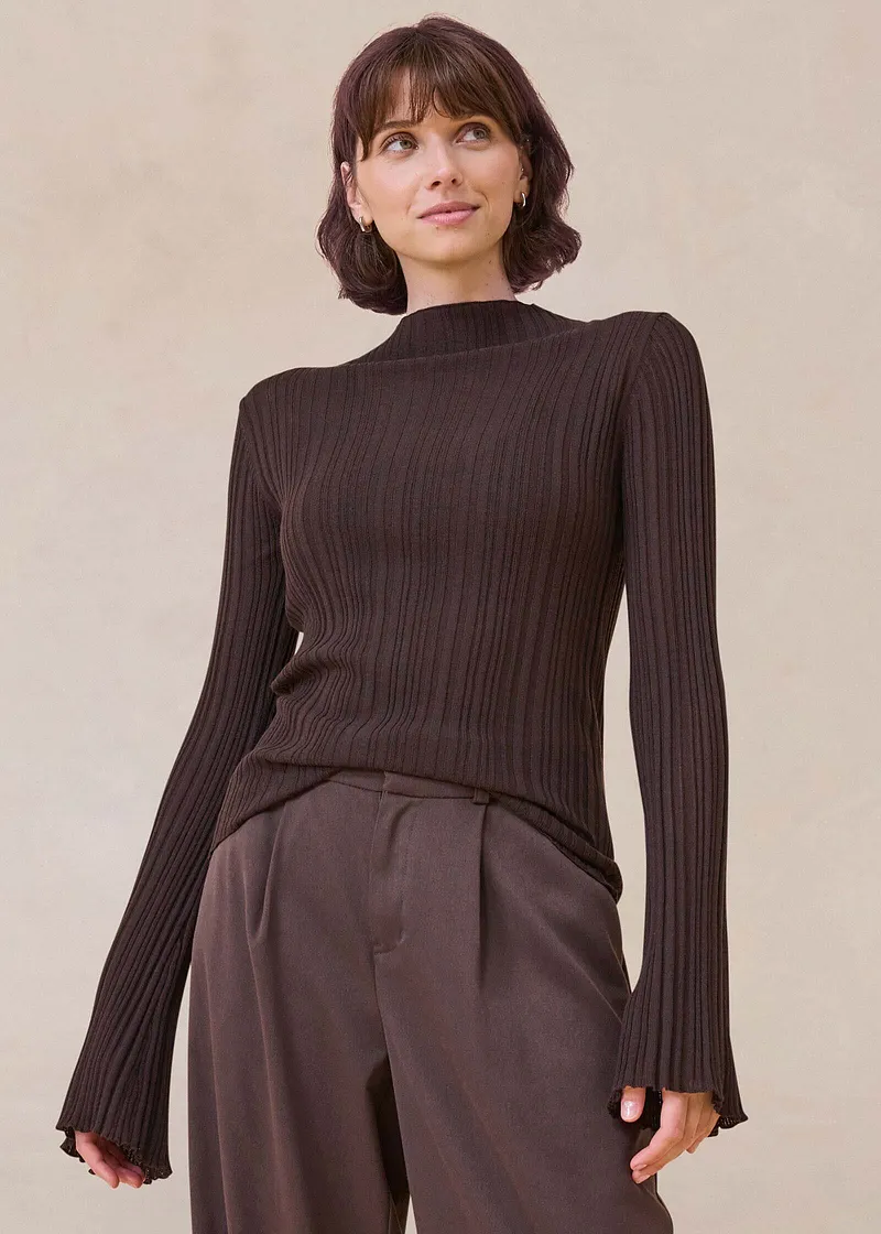 Pull marron à col roulé avec motif côtelé.