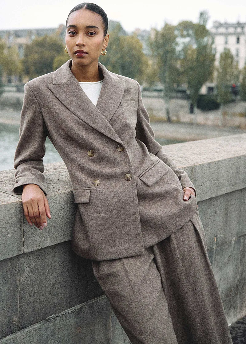 Un blazer marron élégant avec un pantalon large.