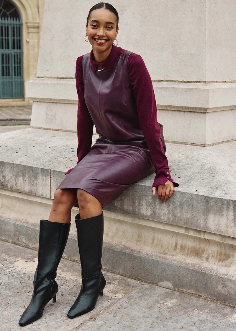 Tenue élégante composée d'un pull violine et d'une robe violet foncé.