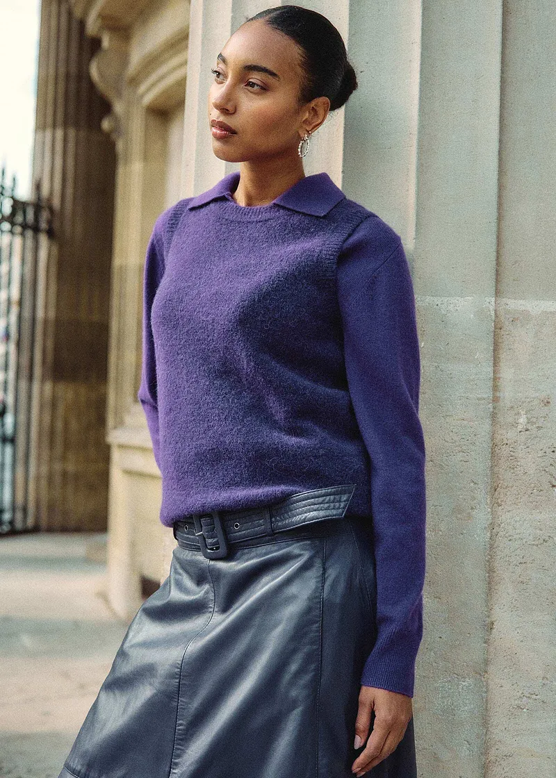 Pull en maille lilas avec petit col sur une jupe enduite grise.