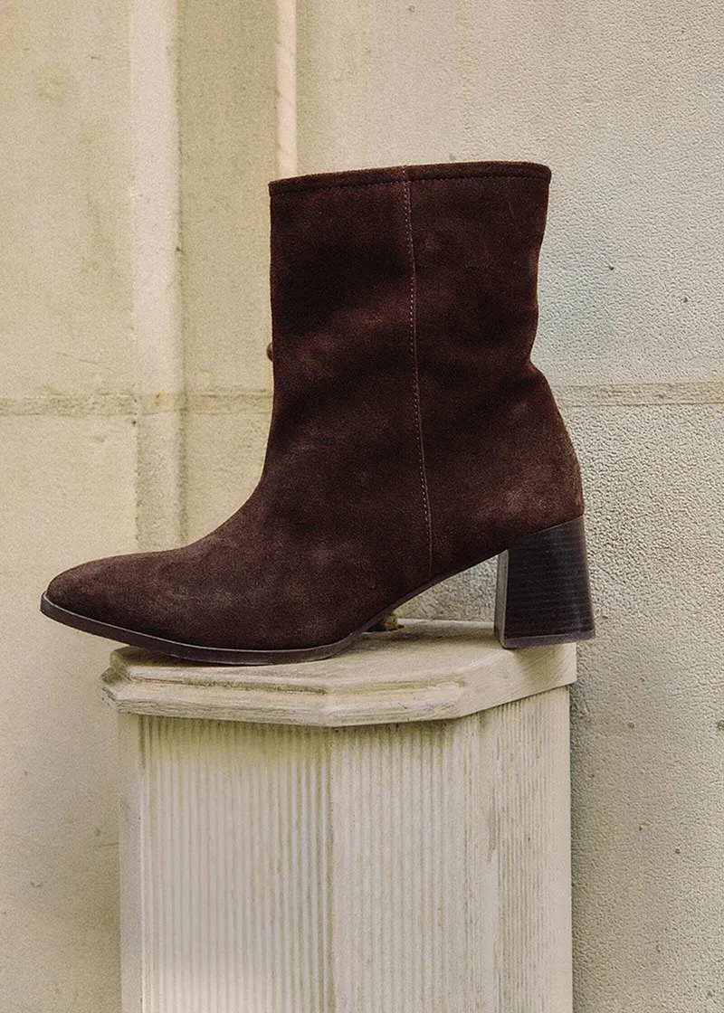 Bottes marron élégantes en suédine avec talon mi-haut.