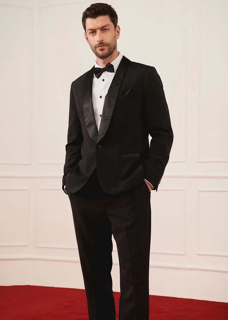 Eleganter schwarzer Smoking mit Fliege und weißem Hemd für besondere Anlässe.