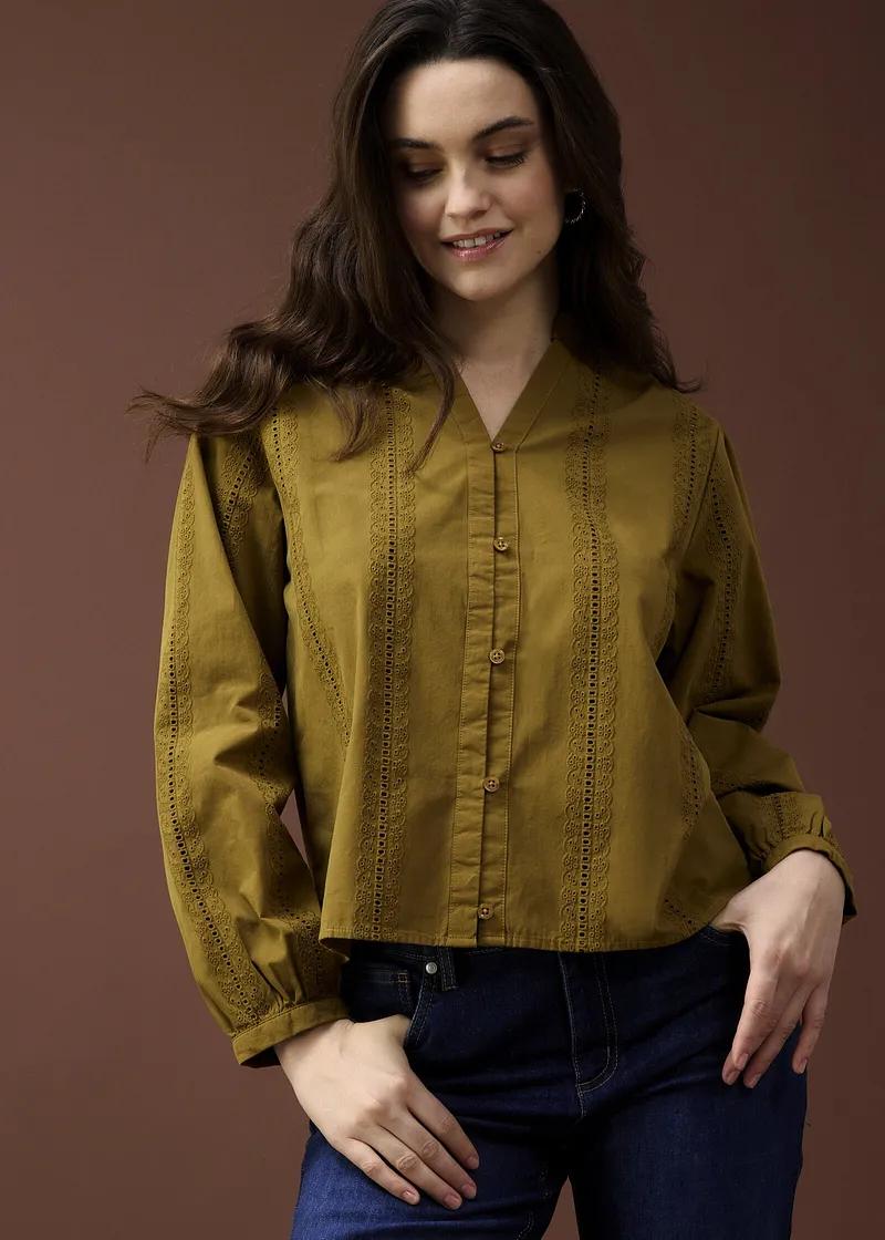 Elegante senfgelbe Bluse mit Stickerei und V-Ausschnitt. 