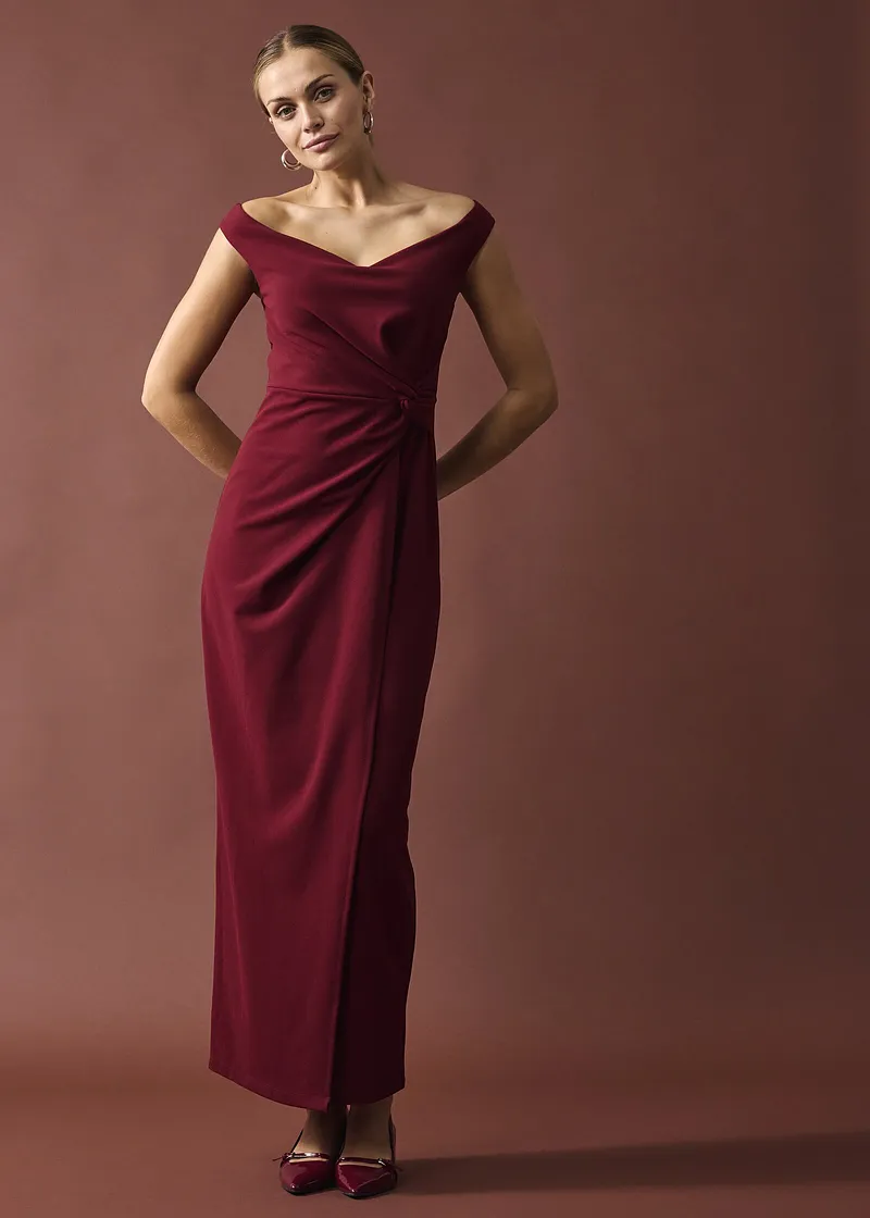 Elegantes weinrotes Abendkleid mit schulterfreiem Ausschnitt.