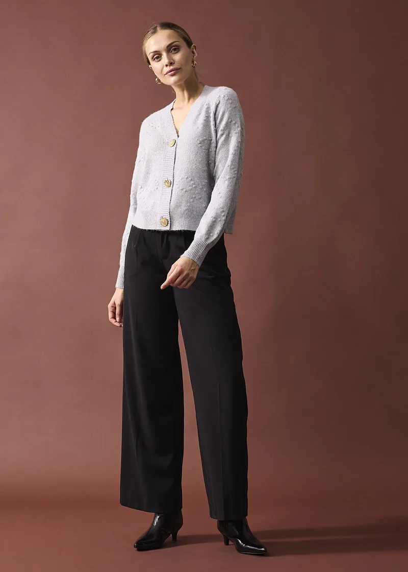 Elegante weiße Strickjacke mit großen Knöpfen.