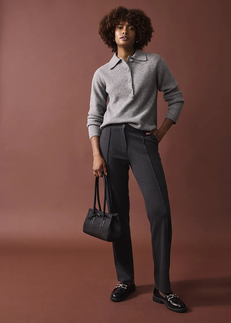 Elegante graue Stoffhose mit Bügelfalte.