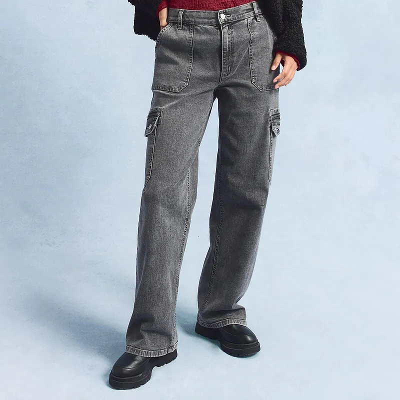 Graue Cargojeans mit geräumigen Seitentaschen, kombiniert mit schwarzen Schuhen.