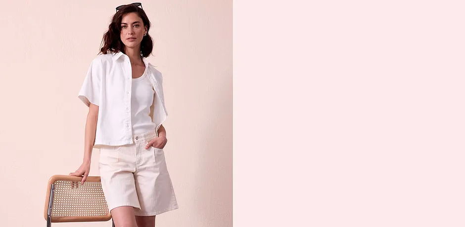 Sommerlich elegantes Outfit in Weiß: Kurzärmelige Bluse, T-Shirt und kurze Hose mit Taschen.