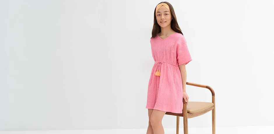 Robe d'été rose tendre à manches courtes avec cordon de serrage à la taille, romantique et légère.