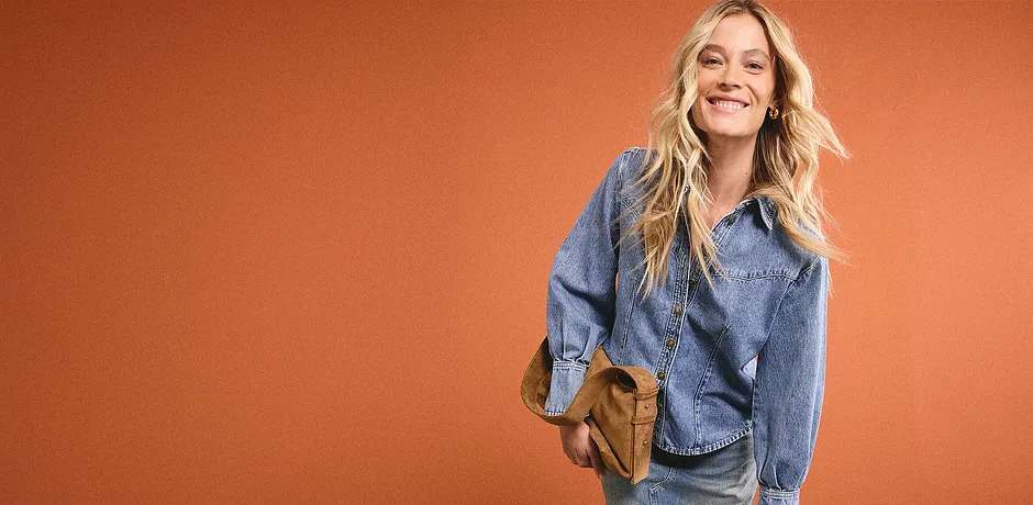Lässiger Denim-Look mit blauem Jeanshemd, passender Jeans und brauner Umhängetasche für einen entspannten Alltag.