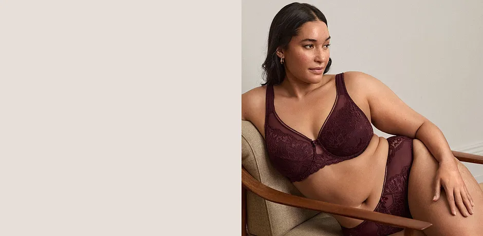 Soutien-gorge à dentelle et culotte assortie en coloris bordeaux.