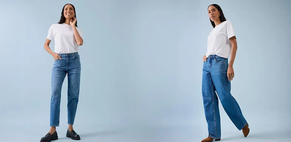 Look décontracté classique : T-shirts blancs, jeans bleus et chaussures stylées.