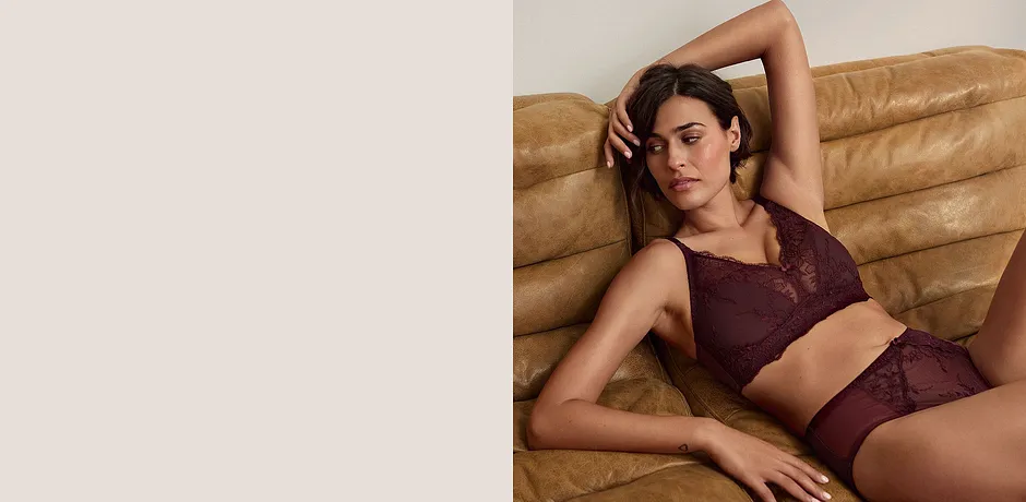 Soutien-gorge à dentelle et culotte assortie en coloris bordeaux.