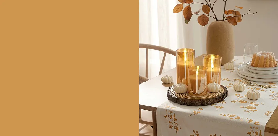 Goldene Kerzenhalter auf einer festlichen Tischdecke verleihen dem Esstisch eine warme, einladende Atmosphäre.