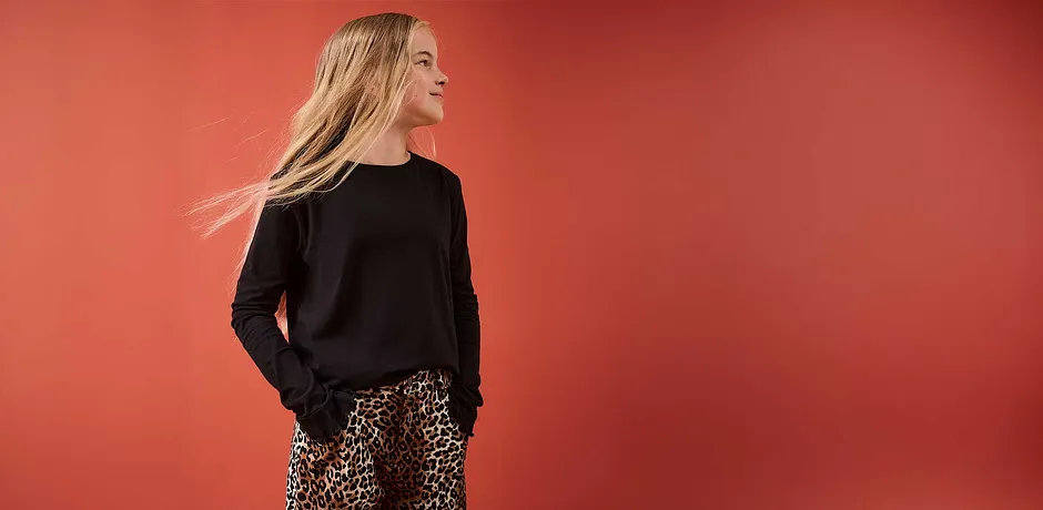 T-shirt noir associé à un pantalon léopard : un look cool pour les filles.