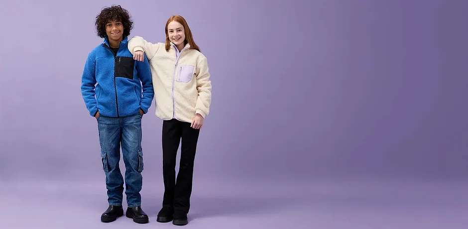 Veste bleue et veste polaire clair pour des looks d'hiver chauds et décontractés.