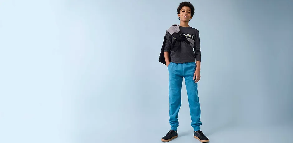 T-shirt noir à manches longues et jean bleu : un look décontracté pour les garçons.